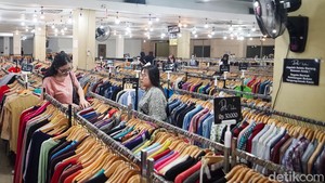 Berburu Jersey hingga Topi, Toko Thrift Jadi Daya Tarik Baru Blok M Hub