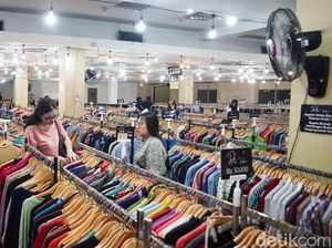 Berburu Jersey hingga Topi, Toko Thrift Jadi Daya Tarik Baru Blok M Hub