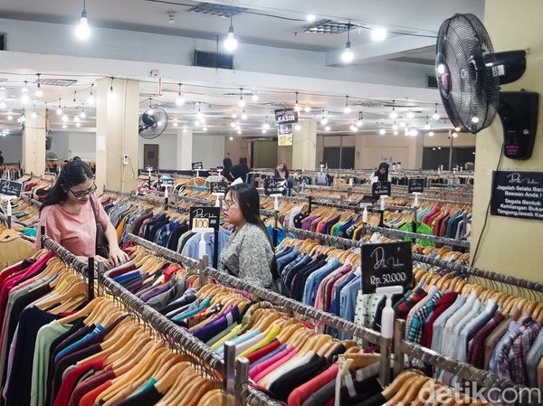 Berburu Jersey hingga Topi, Toko Thrift Jadi Daya Tarik Baru Blok M Hub