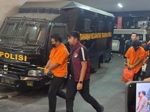 Tangan Diborgol, 8 Tersangka Kasus 1,3 Ton Ketamin Tiba di Bareskrim