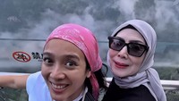 Seru Abis! Dhea Ananda dan Ibu Naik Gunung Pakai Eskalator di China
