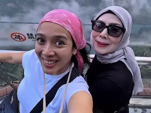 Seru Abis! Dhea Ananda dan Ibu Naik Gunung Pakai Eskalator di China