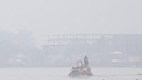 Dikepung Kabut Asap, Pelajar Palembang Tetap Naik Perahu ke Sekolah