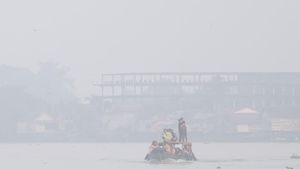 Dikepung Kabut Asap, Pelajar Palembang Tetap Naik Perahu ke Sekolah