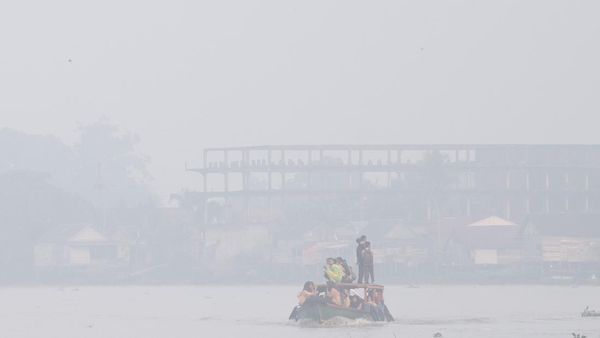 Dikepung Kabut Asap, Pelajar Palembang Tetap Naik Perahu ke Sekolah