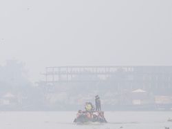 Dikepung Kabut Asap, Pelajar Palembang Tetap Naik Perahu ke Sekolah