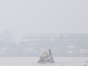 Dikepung Kabut Asap, Pelajar Palembang Tetap Naik Perahu ke Sekolah