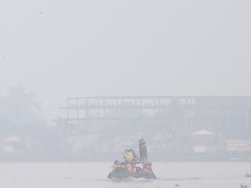 Dikepung Kabut Asap, Pelajar Palembang Tetap Naik Perahu ke Sekolah