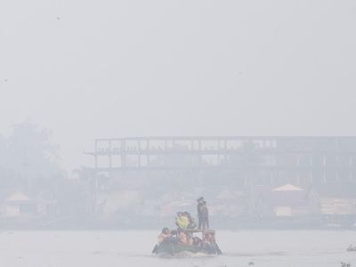 Dikepung Kabut Asap, Pelajar Palembang Tetap Naik Perahu ke Sekolah