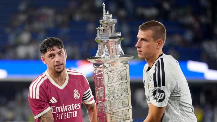 A CORUNA, SPAIN - AUGUST 12: Federico Valverde and Andriy Lunin of Real Madrid with the trophy after the Trofeo Teresa Herrera match between RC Deportivo A Coruna and Real Madrid  at Riazor Stadium on August 12, 2026 in A Coruna, Spain. (Photo by Jos