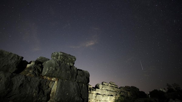 Hujan meteor Perseid melintas di langit kawasan Balkan pada Selasa (12/8) hingga Rabu (13/8) dini hari. Fenomena astronomi tahunan ini menjadi tontonan menarik karena dapat diamati langsung dengan mata telanjang saat kondisi langit mendukung. REUTERS/Amel Emric