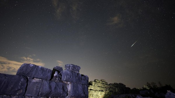 Hujan meteor Perseid melintas di langit kawasan Balkan pada Selasa (12/8) hingga Rabu (13/8) dini hari. Fenomena astronomi tahunan ini menjadi tontonan menarik karena dapat diamati langsung dengan mata telanjang saat kondisi langit mendukung. REUTERS/Amel Emric