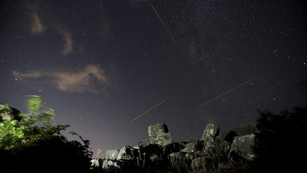 Hujan meteor Perseid melintas di langit kawasan Balkan pada Selasa (12/8) hingga Rabu (13/8) dini hari. Fenomena astronomi tahunan ini menjadi tontonan menarik karena dapat diamati langsung dengan mata telanjang saat kondisi langit mendukung. REUTERS/Amel Emric