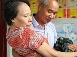 Suami Rawat Istri Lumpuh Selama 25 Tahun, Kisahnya Bikin Haru