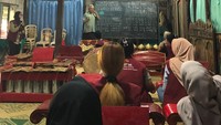 Ketika Para Petani Desa Timpik Mengisi Usia Senja dengan Menabuh Gamelan