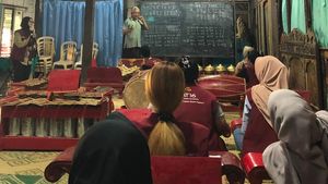 Ketika Para Petani Desa Timpik Mengisi Usia Senja dengan Menabuh Gamelan