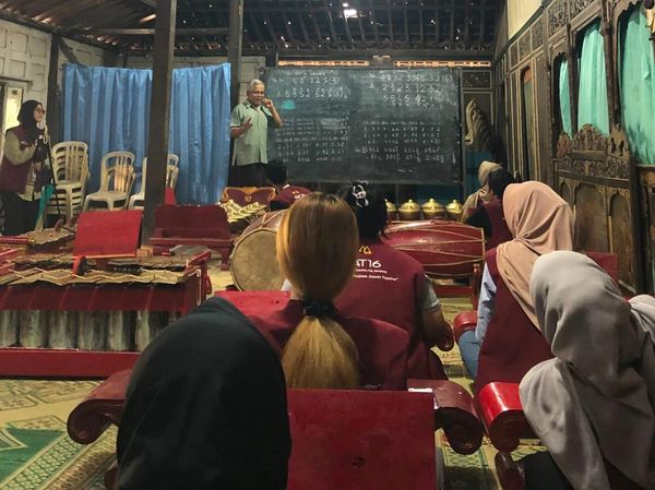 Ketika Para Petani Desa Timpik Mengisi Usia Senja dengan Menabuh Gamelan
