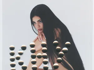 Kylie Jenner Rilis Koleksi Sepatu, Gandeng Brand Italia Gia Borghini