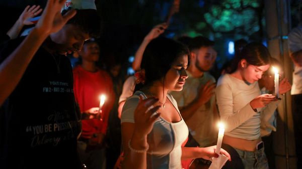 Lilin dan Doa Warga Cali untuk Korban Gempa yang Masih Terjebak