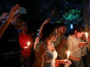 Lilin dan Doa Warga Cali untuk Korban Gempa yang Masih Terjebak