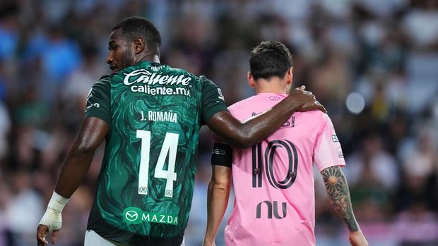 lionel messi,messi,inter miami vs leon,leagues cup 2026 MIAMI, FLORIDA - AUGUST 12: Jhohan RomaΓ±a #14 of Leon chats with Lionel Messi #10 of Inter Miami CF during the Leagues Cup Phase One match between Inter Miami CF and Leon at Nu Stadium on August 12, 2026 in Miami, Florida. (Photo by Rich Storry/Getty Images)
