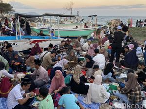 Momen Warga Kampung Kusamba dan Gelgel Megibung di Tepi Laut
