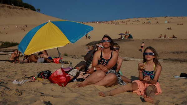 Momen spektakuler gerhana matahari sebagian menarik perhatian warga di Bukit Pasir Pilat, La Teste-de-Buch dekat Arcachon, Prancis, pada 12 Agustus 2026. Fenomena langit tersebut menjadi tontonan istimewa bagi masyarakat yang datang untuk menyaksikannya. REUTERS/Stephanie Lecocq