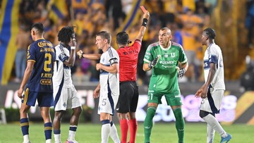 Kiper Ini Dorong Wasit, Kartu Merah, Ngamuk Banting Kursi!