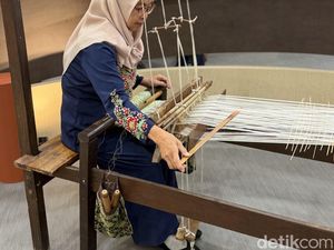 Menikmati Jejak Tenun Perajin Binaan CTI di Instalasi Weaving Archipelago