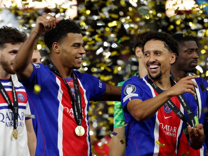 Soccer Football - UEFA Super Cup - Paris St Germain v Aston Villa - Stadion Salzburg, Salzburg, Austria - August 12, 2026 Paris St Germains Desire Doue, Ousmane Dembele and Marquinhos celebrate after winning the UEFA Super Cup REUTERS/Gintare Karpav