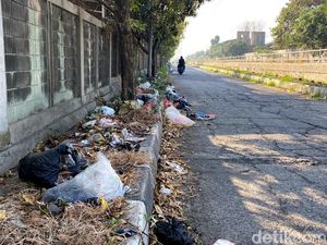 Bau dan Licin, Sampah Menumpuk di Jalan Akses Pasar Gedebage