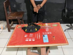 Pengedar Sabu di Dompu Bawa Parang Saat Rumahnya Digerebek Polisi