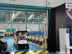 Didampingi Airlangga-Rosan, Prabowo Tinjau Motor Listrik Nasional di Cikarang