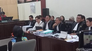 Jadi Saksi di Sidang, Doktif Minta Richard Lee Lepas Wig