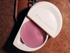 Rollover Reaction WonderBalm, 2in1 Lipstik & Blush yang Bisa Jadi Bag Charm