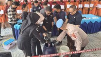 Polda Sumsel Musnahkan 2 Kg Sabu Pakai Bor Mesin dalam Drum