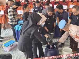 Polda Sumsel Musnahkan 2 Kg Sabu Pakai Bor Mesin dalam Drum