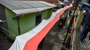 Sambut HUT RI, Warga Sulap Jalan Permukiman Jadi Lorong Merah Putih