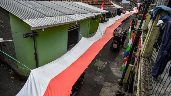 Sambut HUT RI, Warga Sulap Jalan Permukiman Jadi Lorong Merah Putih