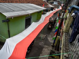 Sambut HUT RI, Warga Sulap Jalan Permukiman Jadi Lorong Merah Putih