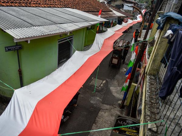 Sambut HUT RI, Warga Sulap Jalan Permukiman Jadi Lorong Merah Putih
