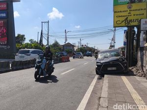 Mobil Jeep Tabrak Pembatas Jalan di Depan Living World hingga Terguling