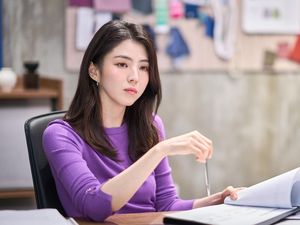 First Look Han So Hee Jadi CEO Startup di Film The Intern