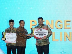 Vandiko Terima Penghargaan Samosir Terbaik I Pengelolaan Sampah-Lingkungan