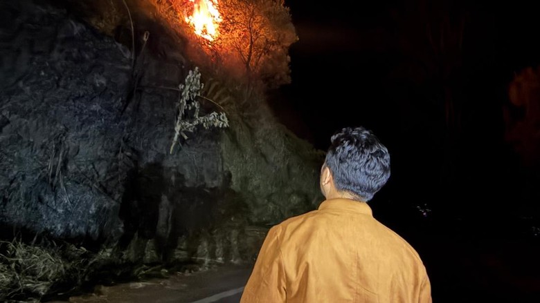 Patroli Tengah Malam, Wagub Emil Cek Titik Api di Bukit Kingkong Bromo
