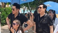 Aaron Kwok Liburan Bareng Ayah Mertua yang Lebih Muda, Gayanya Jadi Sorotan
