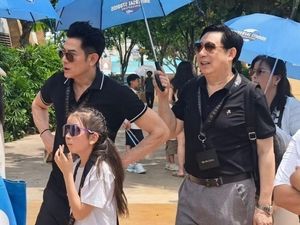 Aaron Kwok Liburan Bareng Ayah Mertua yang Lebih Muda, Gayanya Jadi Sorotan