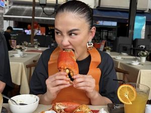 Agnez Mo Doyan Kulineran, Jajan di Hawker Centre hingga Racik Matcha