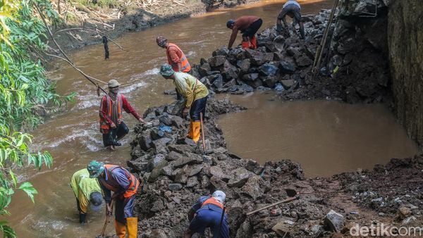 Cegah Longsor dan Banjir, Turap Kali Angke di Depok Diperkuat