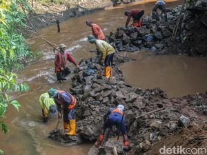 Cegah Longsor dan Banjir, Turap Kali Angke di Depok Diperkuat